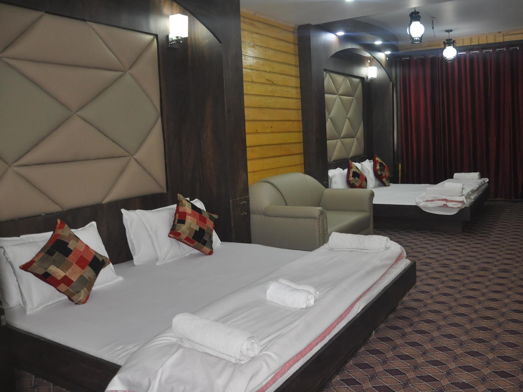 Hotel Azad Durgjan エクステリア 写真