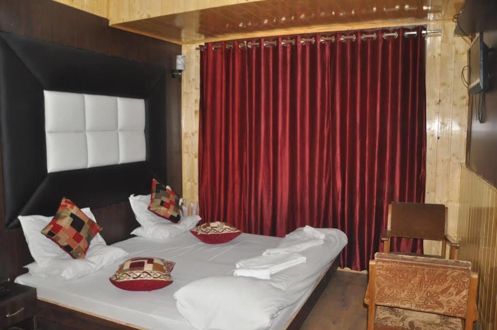 Hotel Azad Durgjan エクステリア 写真